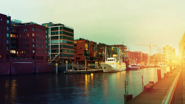 Hamburger Hafen bei Sonnenuntergang – das erste Mal ein Escortgirl bestellen