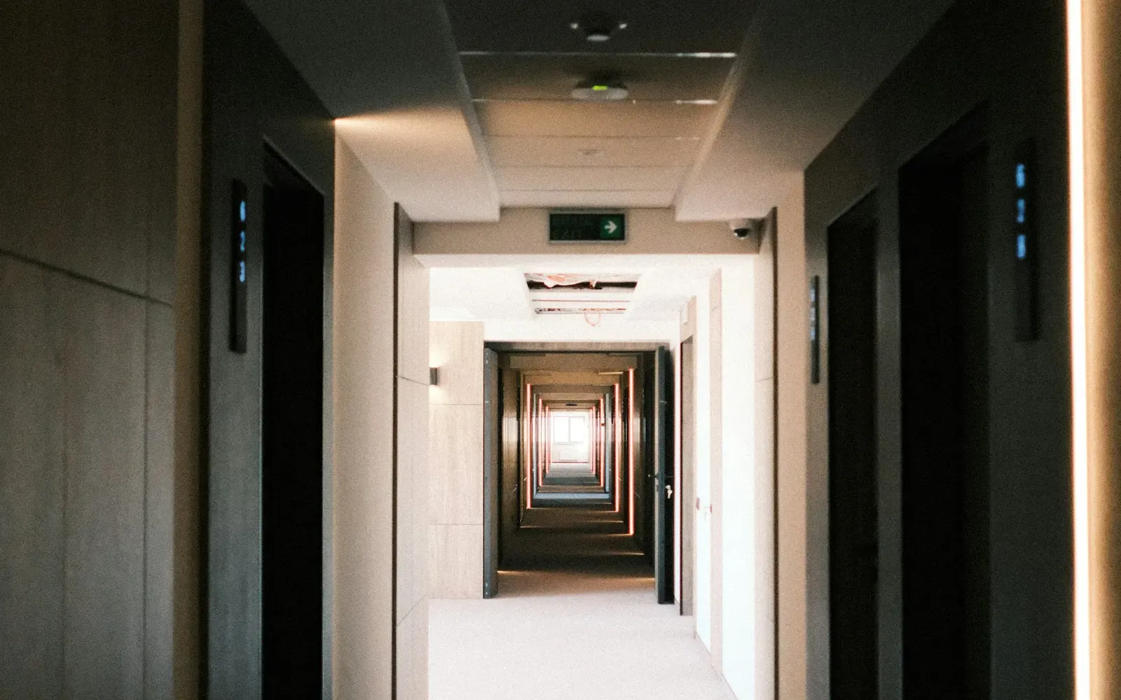 Gedimmter Hotelflur mit Zimmertüren – Escort buchen