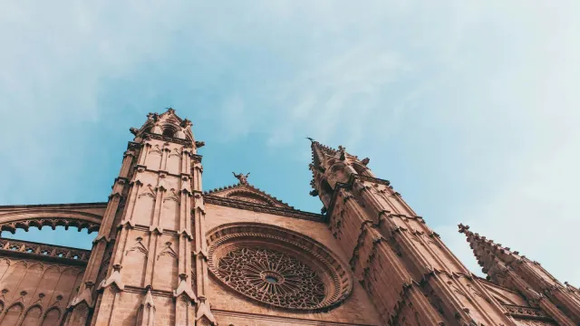 Fassade der Kathedrale La Seu in Palma de Mallorca vor blauem Himmel – Sex auf Mallorca finden