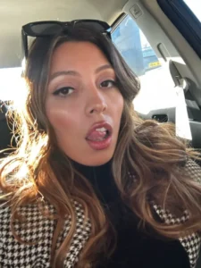 Dies Nutte aus München bietet ihre Zungenkünste an