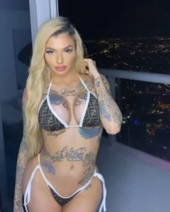 Escortgirl mit schönen Haaren verführt mit ihren Blick