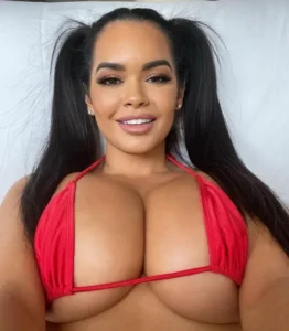 Große Brüste zeigt diese Frau ins Gesicht